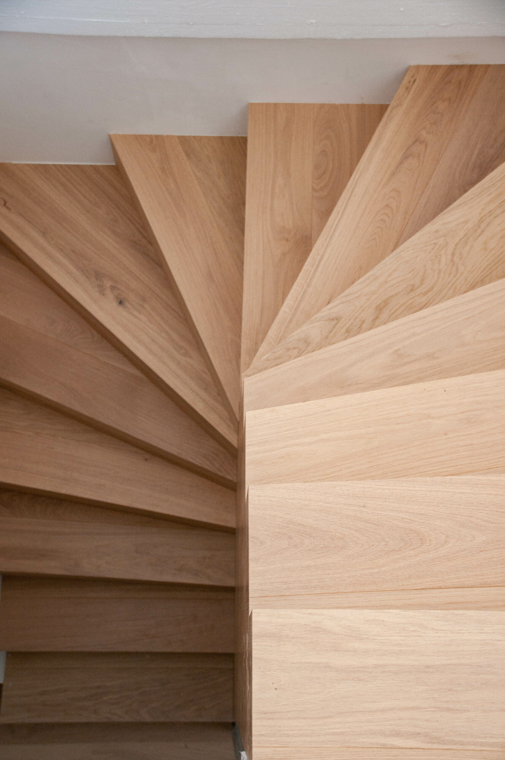 Escalier en bois à Strasbourg sans fixation apparente : le choix d’une finition élégante
